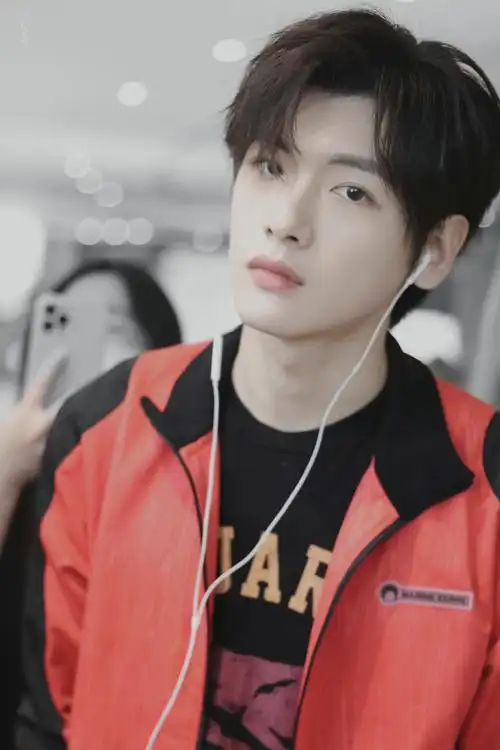 翟潇闻上班饭拍红色外套有线耳机的小翟好像日漫男主哦