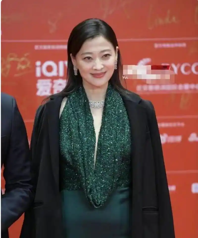 [火焰]47岁的梅婷穿挂脖深v越老越穿的暴露了,她却穿出了她这个年龄的