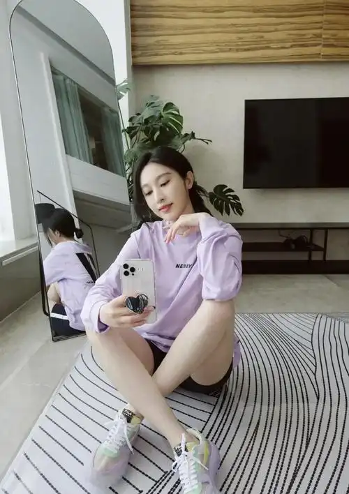 张俪穿着休闲短裤,露出美腿,坐在地板上姿态好漂亮.