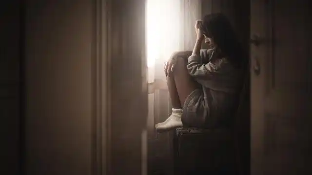 一个人抱头心碎绝望的伤感图片