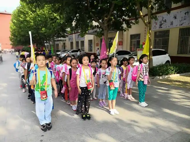 放学了,小豆包们排着整齐的队伍,高高兴兴回家啦.