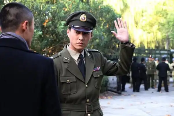 看《秘杀名单》,你们看的是剧,我看的是靳东的军装照!