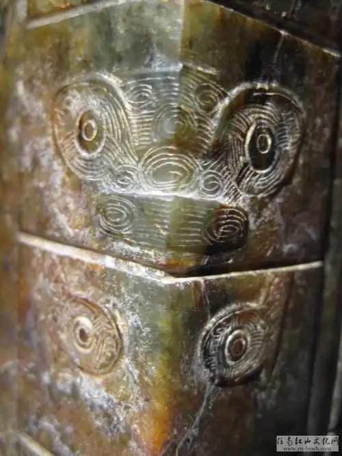 自然态十足的良渚玉琮