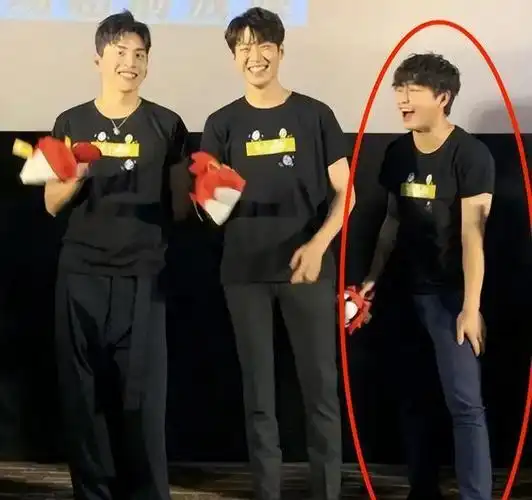 魏大勋站在旁边,显得他整整矮了一个头,身高差距相当明显.