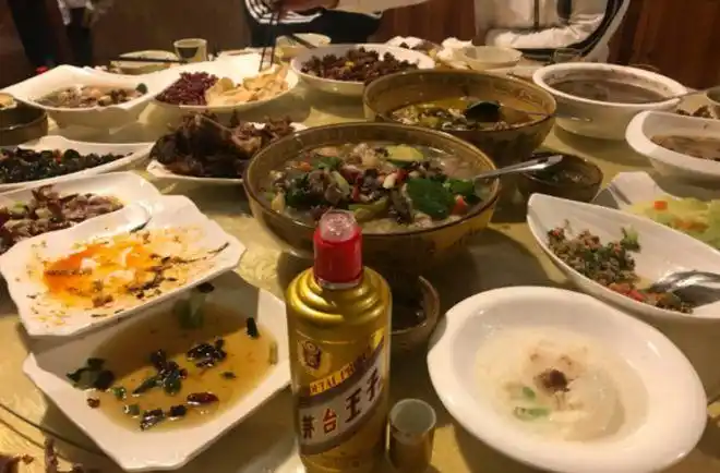 上海小伙晒自己生日晚宴上的3瓶酒,发到朋友圈瞬间沸腾,真豪横