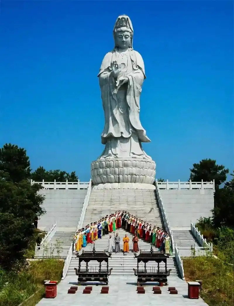 菩萨圣像篇之江西九江市武宁县凤翅山观音岛白花岗岩石雕洒水观音