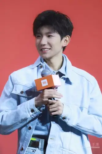 2019王源手机新品发布会_高清图片大全-爱豆app