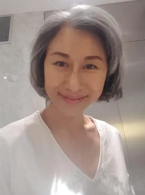 叶倩文迎60岁生日首晒满头白发照称希望粉丝接受她的皱纹白发