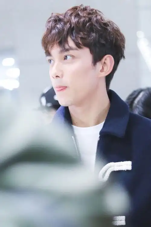 吴磊穿深蓝色外套配牛仔裤现身 发型凌乱有型笑容灿烂抿嘴卖萌_网易