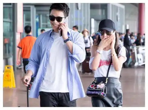 李冰冰与小16岁男友机场秀恩爱俩人颇有夫妻相甜蜜