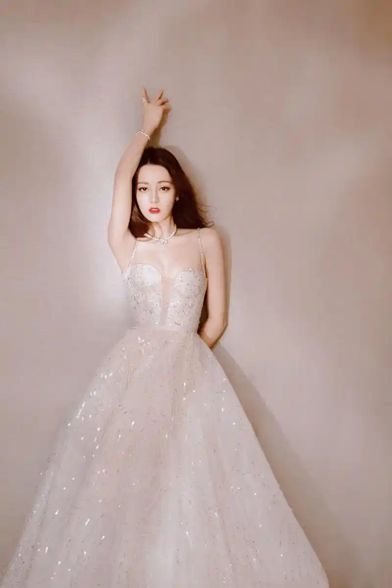 迪丽热巴精选:唯美纱裙优雅迷人