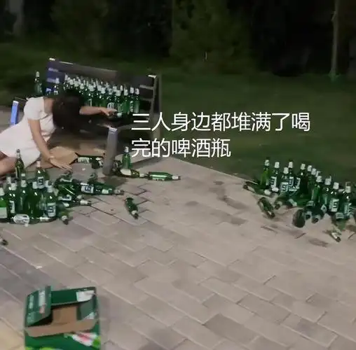 仨女子在深夜街头喝酒醉成烂泥东倒西歪姿势不雅毫无形象可言