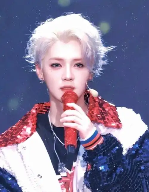 鹿晗帮粉丝跟领导请假#爱豆就是要染发!