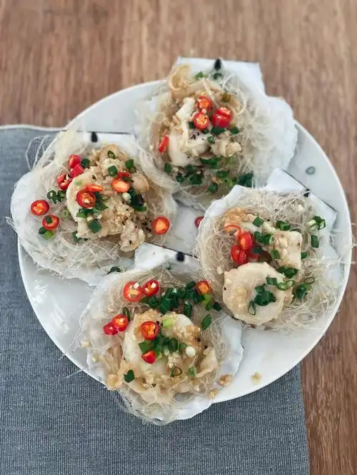 喜欢吃粉丝,放了很多粉丝做法:第一步 处理好扇贝,切蒜蓉,过一下清水