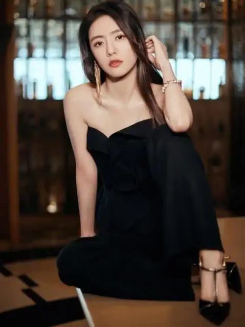 蔡文静吸烟动作娴熟乱扔烟头美少女人设崩