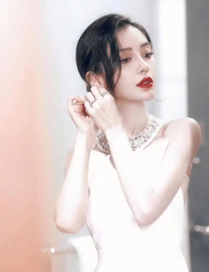 看杨颖穿白色晚礼服露美背,丰满妖娆,看她红唇可人,自信迷人!