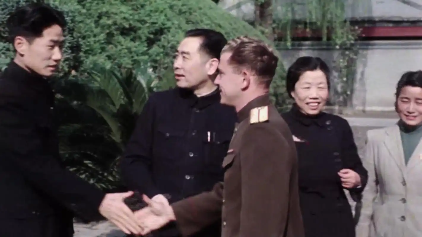 从俄罗斯照片和电影档案馆发现的"1949年10月1日,毛岸英作为翻译陪同