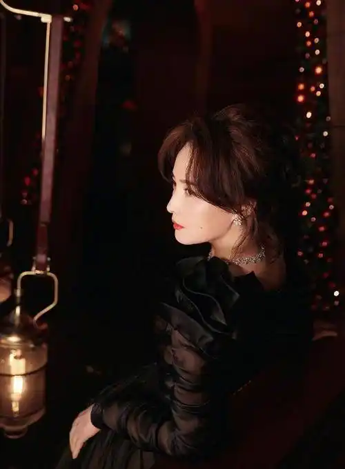 原创蒋勤勤更多惊艳感黑色礼服裙穿搭分享