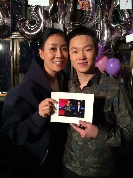 梁博与恩师那英合影