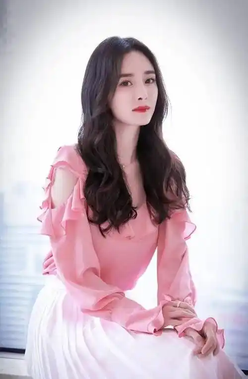 17岁杨幂被49岁成龙搂在怀里,举止亲密,网友:整没整容一目了然