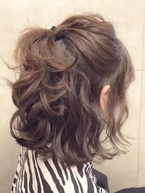 扎个半丸子头也很好看哦关键还特别减龄
发量少的女生简直就是福利