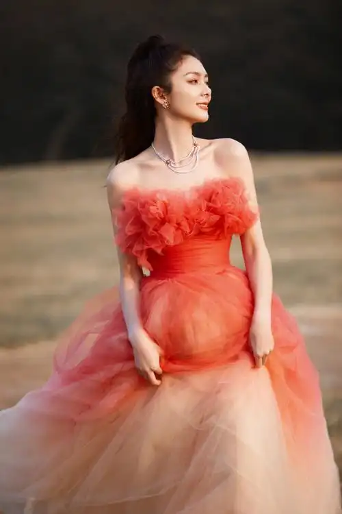 傅菁江苏春晚舞台造型##傅菁兔年新春大片#@傅菁一席渐变红色礼