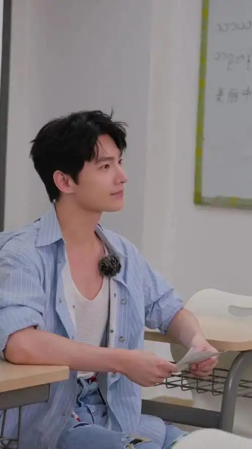 杨洋校园体验一日新生:鼓励同学们勇于尝试,勇敢追梦