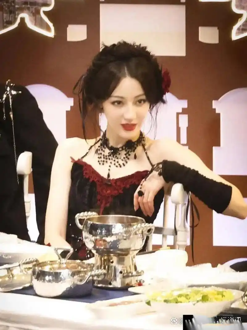 热巴是首位因综艺cp走红的明星,她和鹿晗在《跑男》中的互动引发了