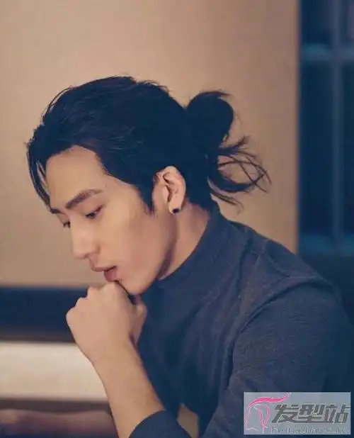 男生辫子发型扎辫子的男生超级帅