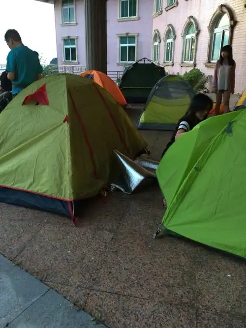 盘山公路蜿蜒而上,直达青云山庄门前扎营,大家手脚利索的搭起了帐篷.