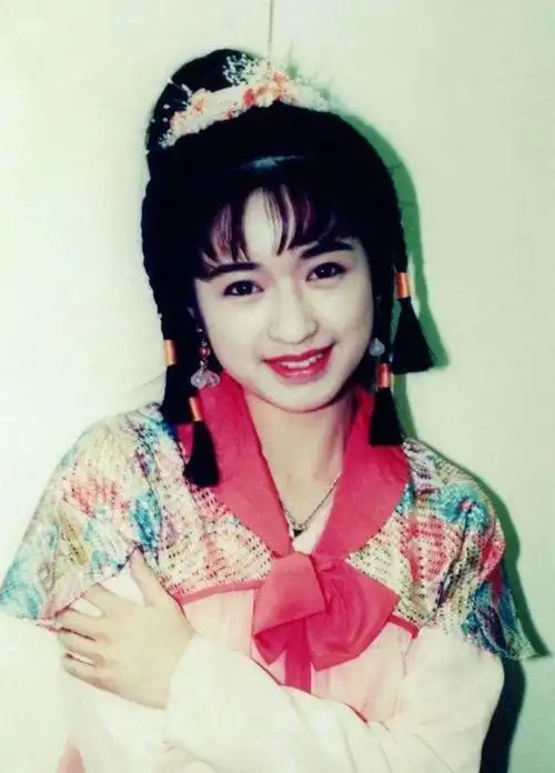 30年前的港剧《日月神剑》,虽然特效技术渣,美女却都是高颜值