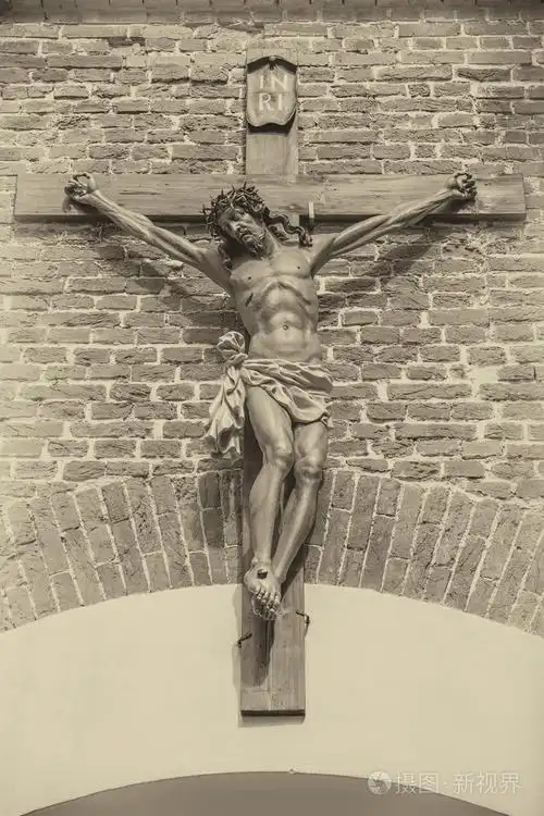 耶稣基督在十字架上墙前