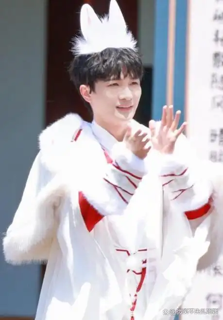 某某音乐人怒批周深一直在装稚嫩装综艺范儿高音不好听