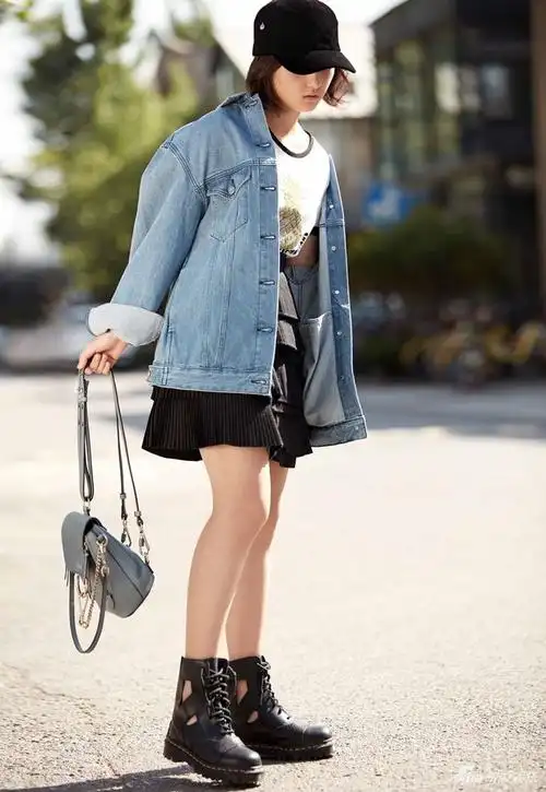 组图:张子枫再登杂志大片 笑容甜美古灵精怪 : 张子枫用简单白t恤外搭