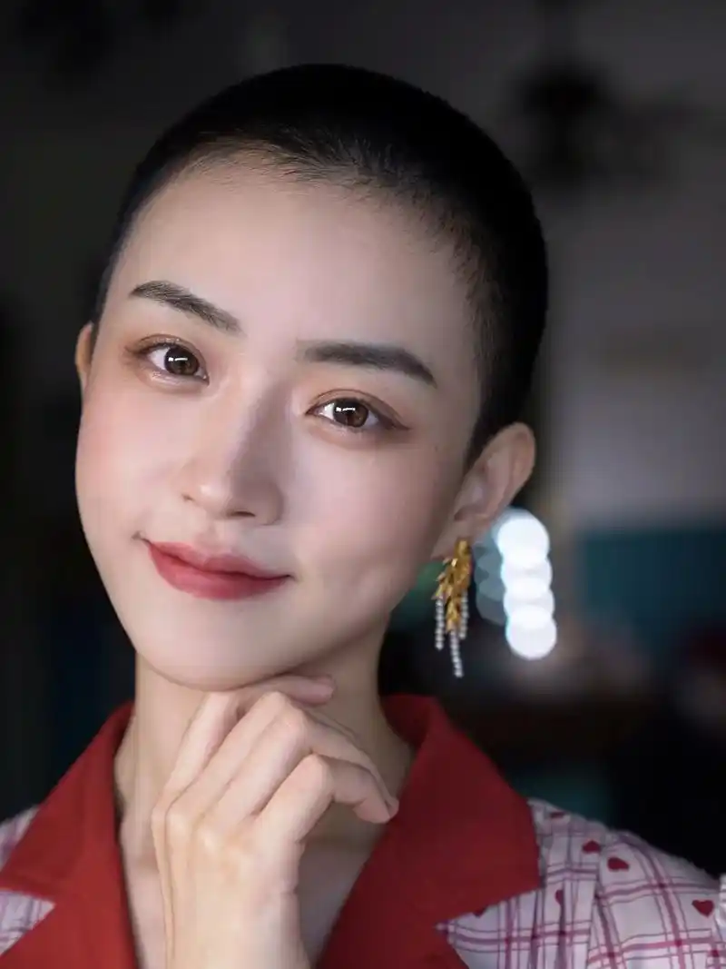 阴天的颜色.#女生帅起来 #寸头 #少年感 #阴天 #短发 - 抖音