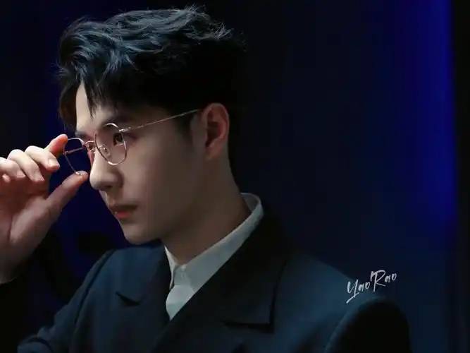 王一博戴眼镜最后一个狠狠的鲨到我