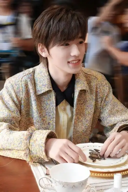 宋亚轩独创的瓜子比心##宋亚轩晒独创的瓜子比心