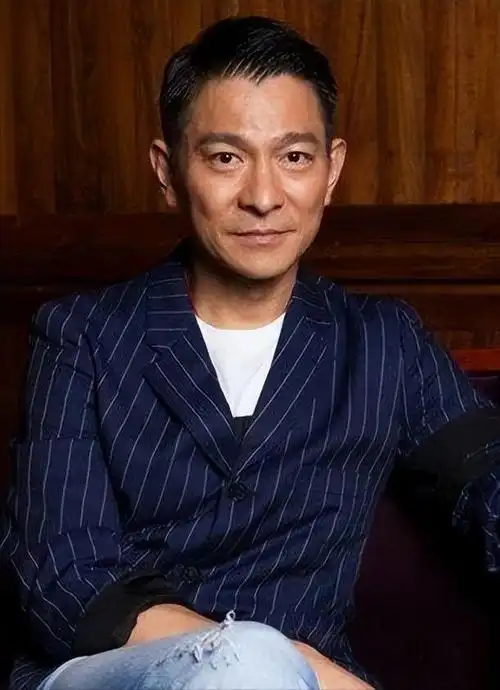 62岁刘德华近照老态龙钟?头发花白啤酒肚显现一脸愁容,网友震撼