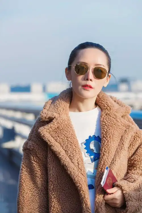 车永莉机场街拍泰迪熊大衣超减龄 寒冬取暖必备