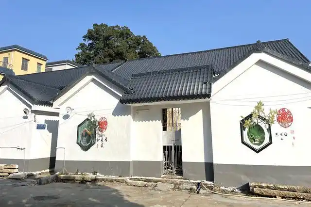 合成树脂瓦作为新农村建设和美丽乡村改造工程的指定屋面建材,肯定也
