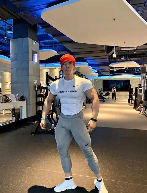 北京体育大学肌肉学霸有颜有料有实力腱子肉拉丝不在话下