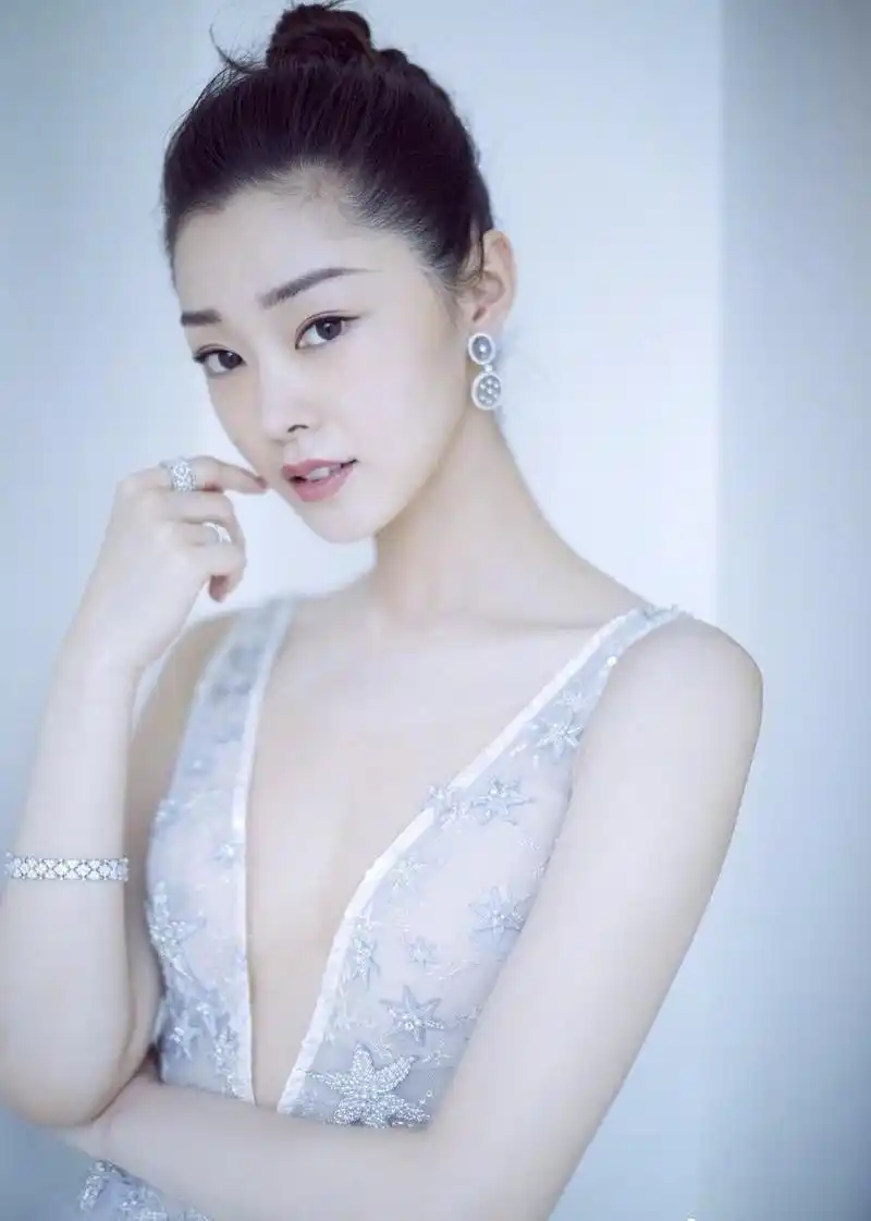 原创30岁宋轶身材有料身穿吊带连衣裙凹凸有致扎丸子头超显嫩