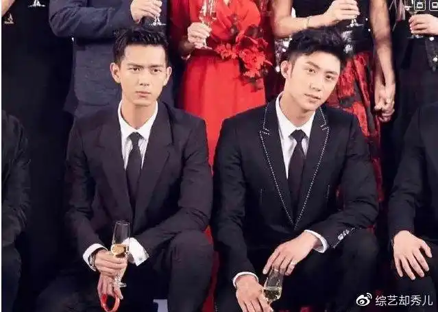 都是型男,李现185黄景瑜187,两人同框后,真实身材一目了然