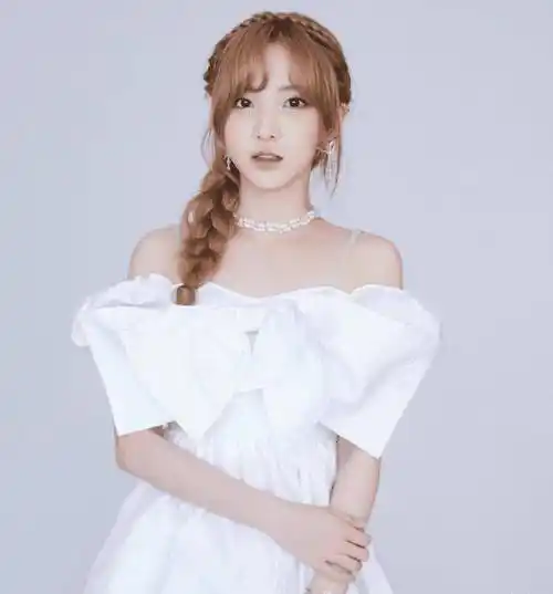 2017年8月19日,参演的个人首部电视剧《青葱妈妈》播出.