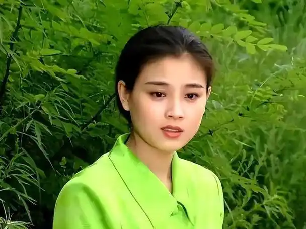 演员赵明明:刚出产房被离婚,独自抚养女儿23年,风光背后有泪水