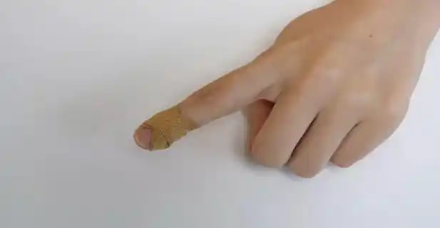 用了这么多年创可贴才知道,这么贴才不会掉.