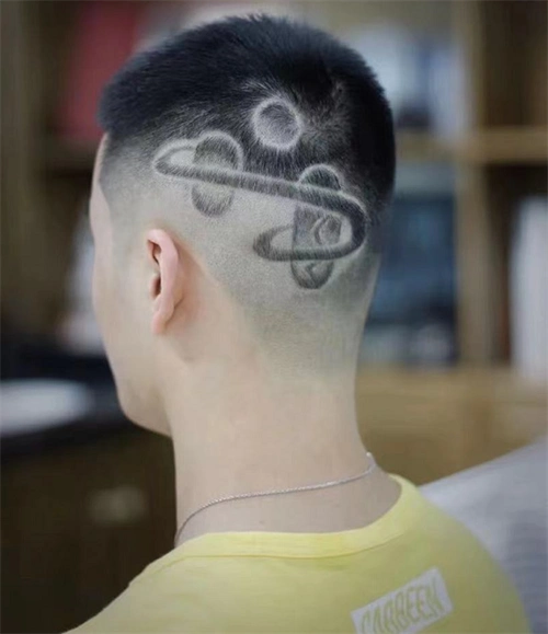 寸头雕刻发型,前额处的刀疤线条,让寸头男生的阳刚之气更明显.