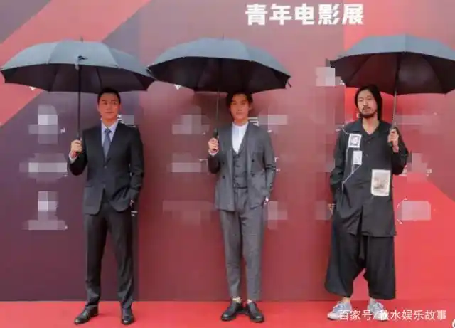 王传君出席活动这么随意?别人都是正式穿搭,他却穿短裤拖鞋!