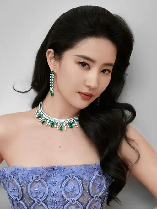 刘亦菲祖母绿高珠##刘亦菲罗马机场