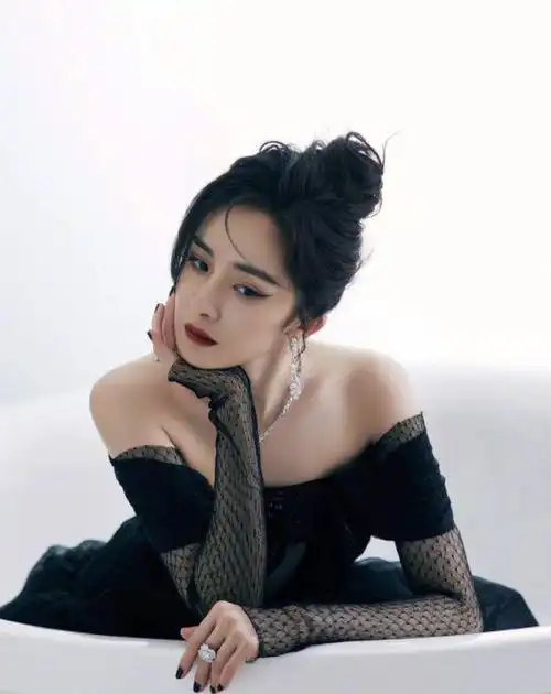 杨幂躺浴缸凹造型穿一字肩深v黑纱裙暗黑女王火辣十足